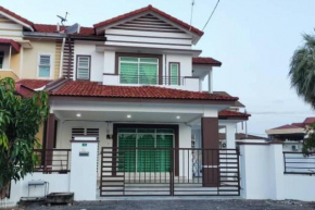 IPOH-BOTANI 4 BED ROOMS CORNER HOUSE HOME STAY